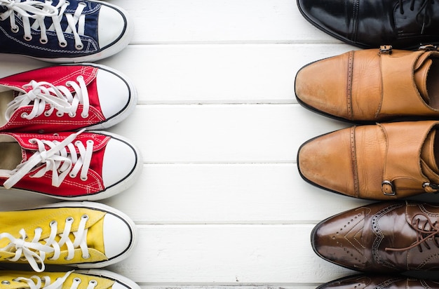 Direkt über Schuss von Schuhen auf dem Tisch