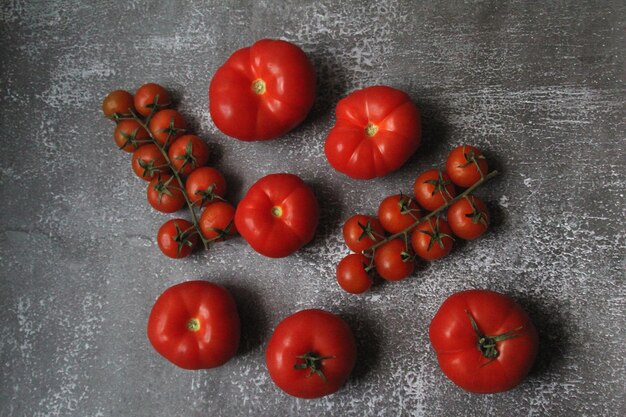 Foto direkt über tomaten auf weißem hintergrund