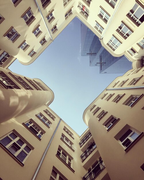 Foto direkt unter dem blick auf wohngebäude gegen den himmel