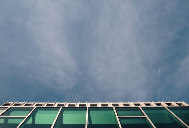 Foto direkt unterhalb der aufnahme eines modernen gebäudes gegen den himmel