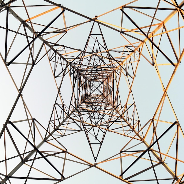 Direkt unterhalb der Elektrizitätspylone gegen den Himmel