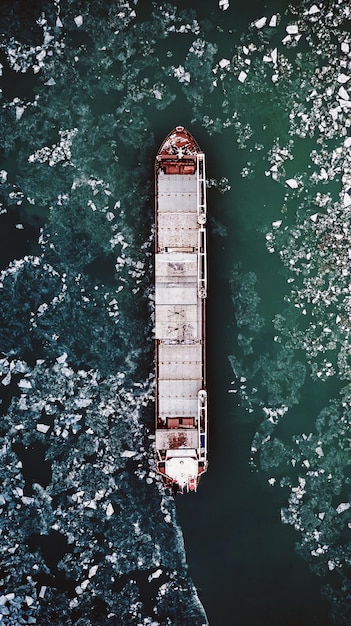 Direkt von oben: ein Schiff auf dem Meer