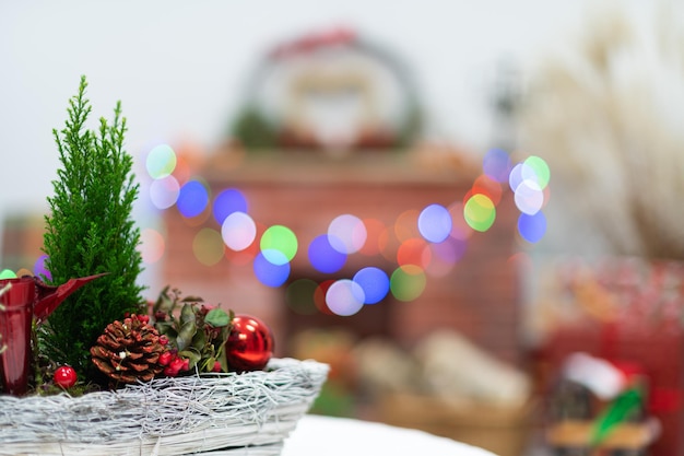Direkt vor der Kamera ist ein Weihnachtsrohr, das uns an die laufende Weihnachtenzeit erinnert. Im Hintergrund ist ein Kamin und Geschenke.