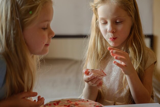 direkte kinder mädchen kappen ohne zu zögern geburtstagskuchen mit den händen zu hause essen