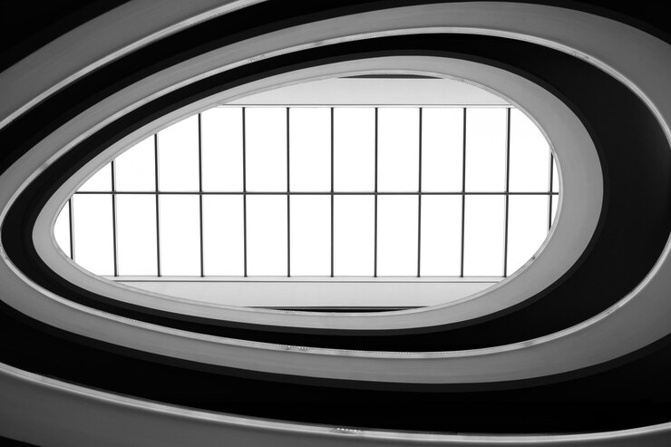 Foto diretamente abaixo da clarabóia de um edifício moderno