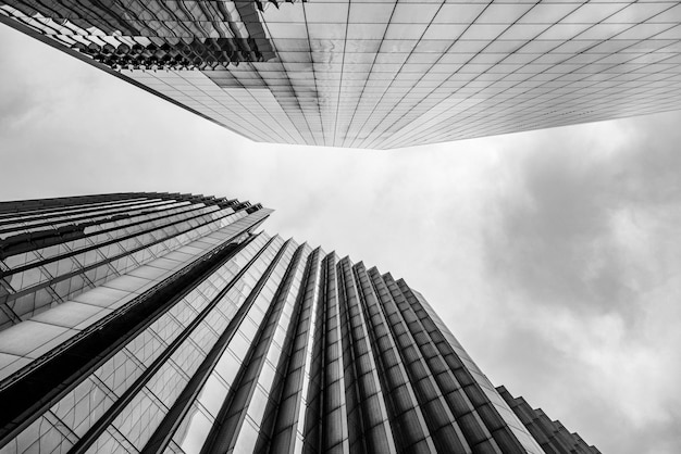 Diretamente abaixo da foto de um edifício moderno contra o céu