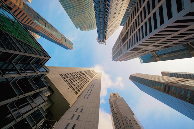 Diretamente abaixo da tomada de edifícios modernos contra o céu