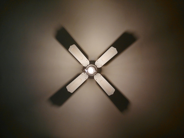 Foto diretamente abaixo da tomada do ventilador pendurado no teto