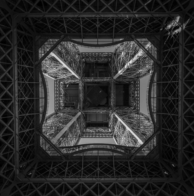 Foto diretamente abaixo da torre eiffel