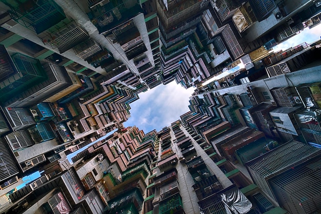Diretamente abaixo de uma foto de edifícios na cidade