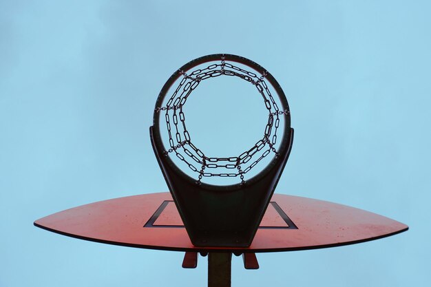 Foto diretamente abaixo do tiro de basquetebol contra o céu