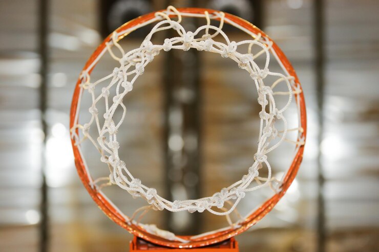Foto diretamente abaixo do tiro do aro de basquetebol