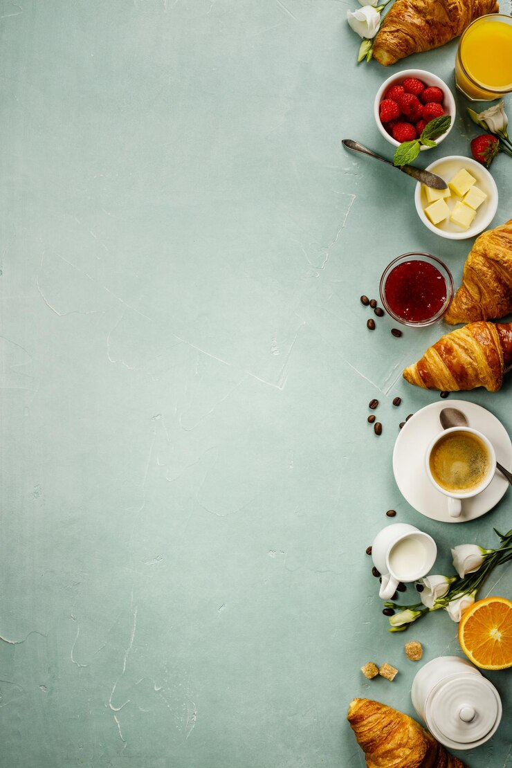 Foto diretamente acima da foto da comida e do café na mesa.