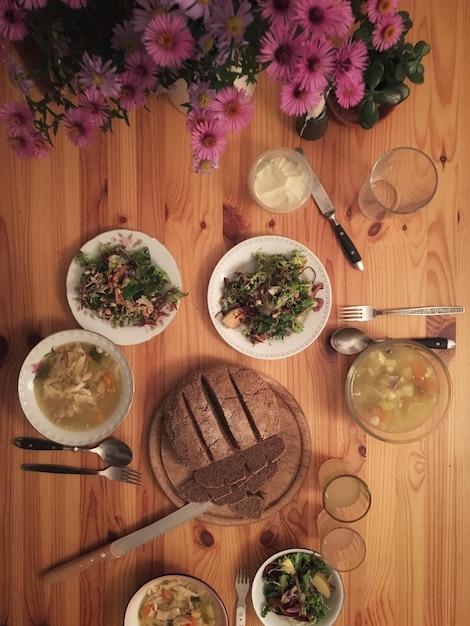 Diretamente acima da foto da comida na mesa.