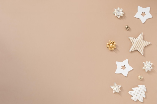 Diretamente acima da foto das decorações de Natal em fundo amarelo