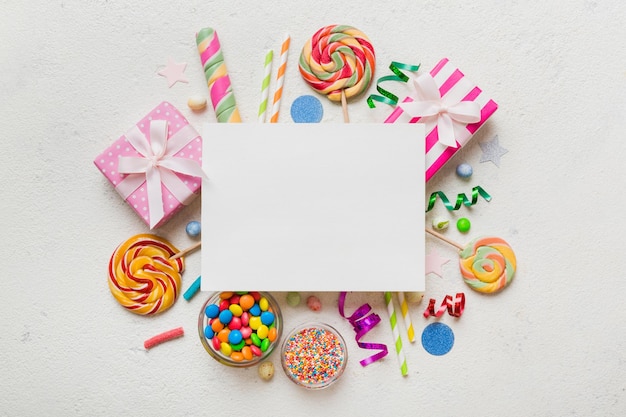 Diretamente acima da foto das decorações de Natal na mesa
