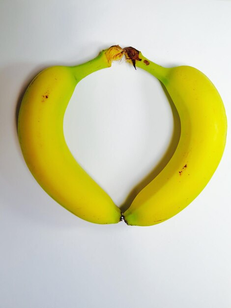Foto diretamente acima da foto de bananas em fundo branco