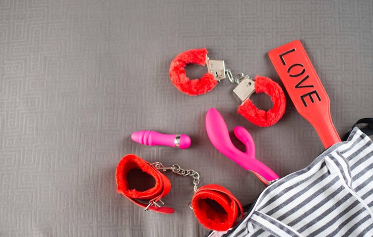 Foto diretamente acima da foto de brinquedos sexuais na cama em casa.