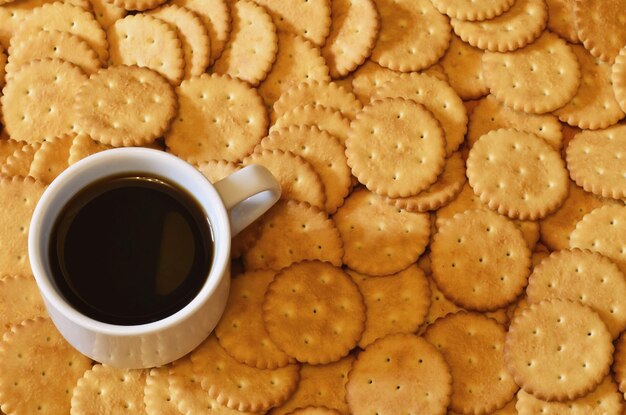 Foto diretamente acima da foto de café preto e biscoitos na mesa