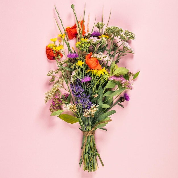 Foto diretamente acima da foto de flores contra fundo rosa