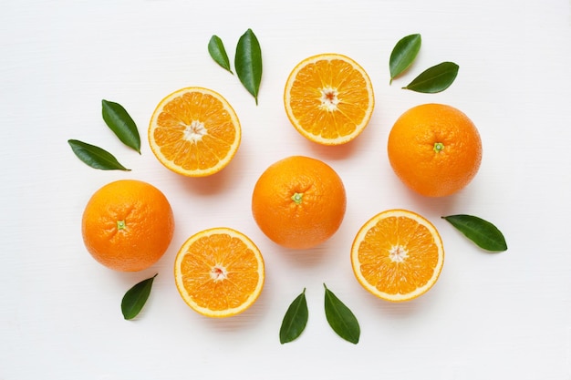 Diretamente acima da foto de frutas laranjas em fundo branco