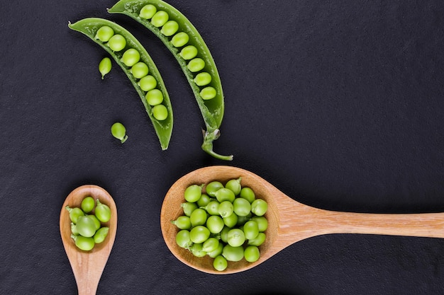 Foto diretamente acima da foto de frutas verdes contra fundo preto