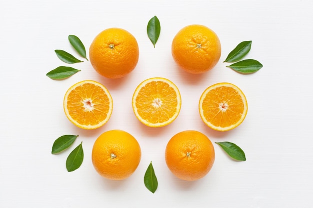 Diretamente acima da foto de fruto de laranja em fundo branco