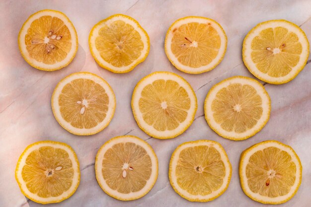 Foto diretamente acima da foto de frutos laranja contra fundo branco