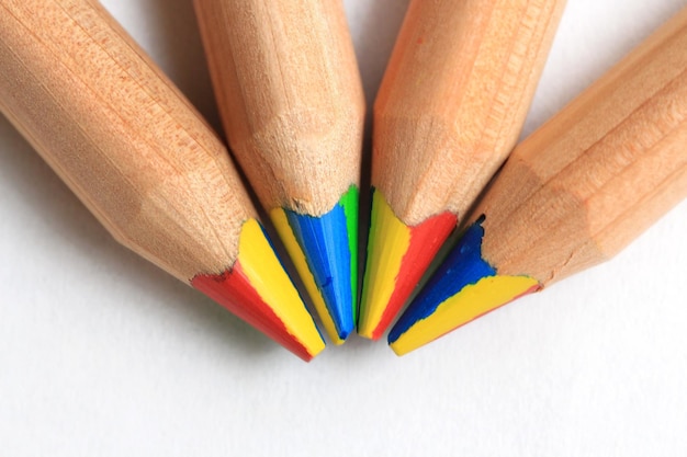 Diretamente acima da foto de lápis coloridos dispostos contra um fundo branco