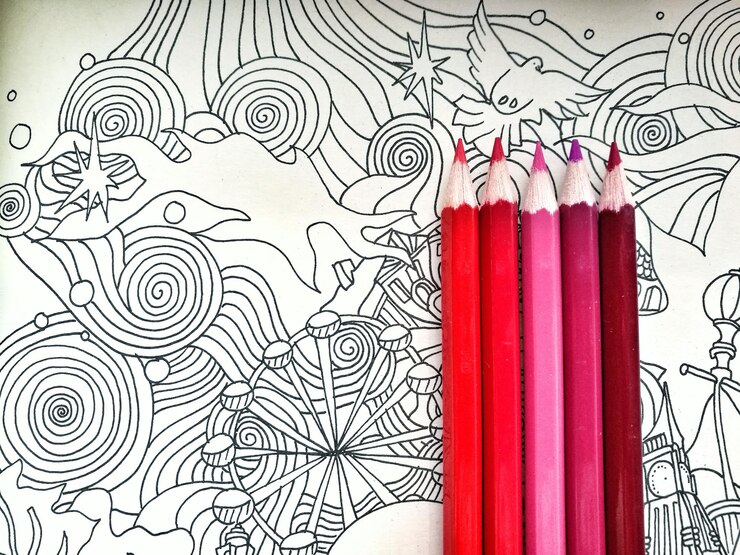 Foto diretamente acima da foto de lápis coloridos em uma mesa padronizada