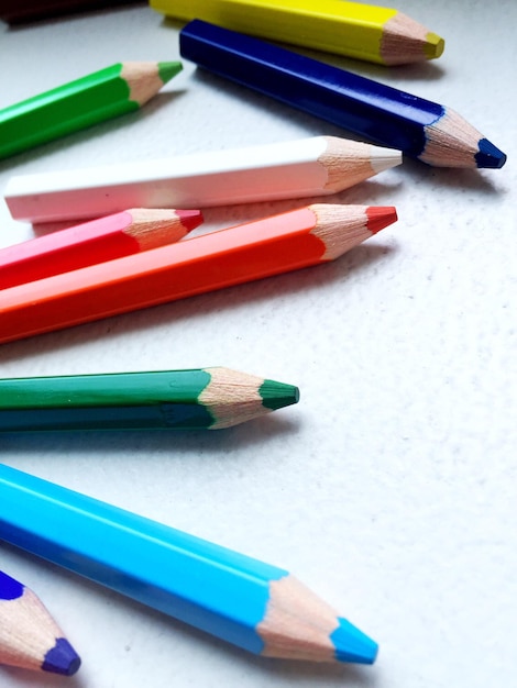Diretamente acima da foto de lápis coloridos na mesa