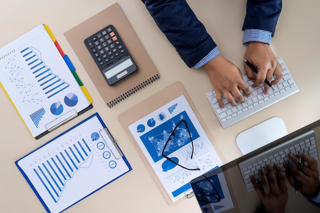 Foto diretamente acima da foto de mãos cortadas usando computador na mesa no escritório