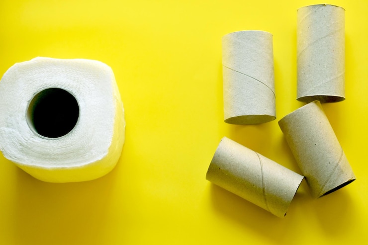 Foto diretamente acima da foto de papéis em fundo amarelo