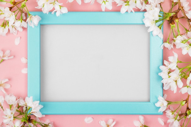 Foto diretamente acima da foto de quadro em branco de flores na mesa