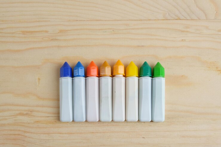 Foto diretamente acima da foto de tubos de pintura multicoloridos na mesa