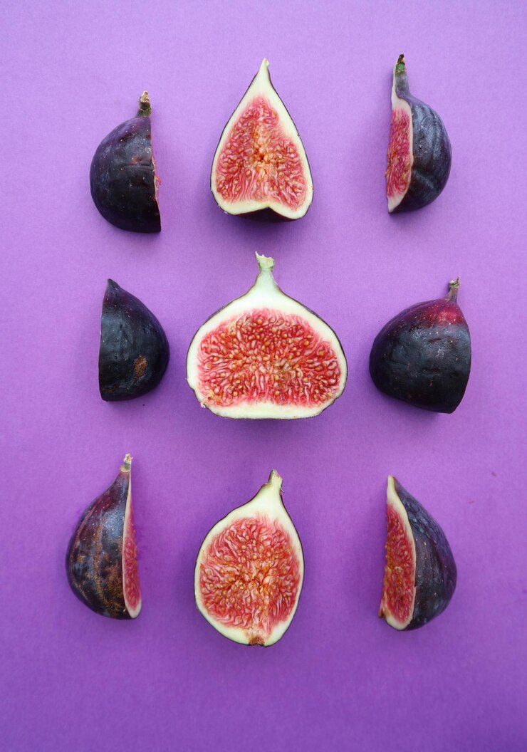 Foto diretamente acima da foto de várias frutas na mesa