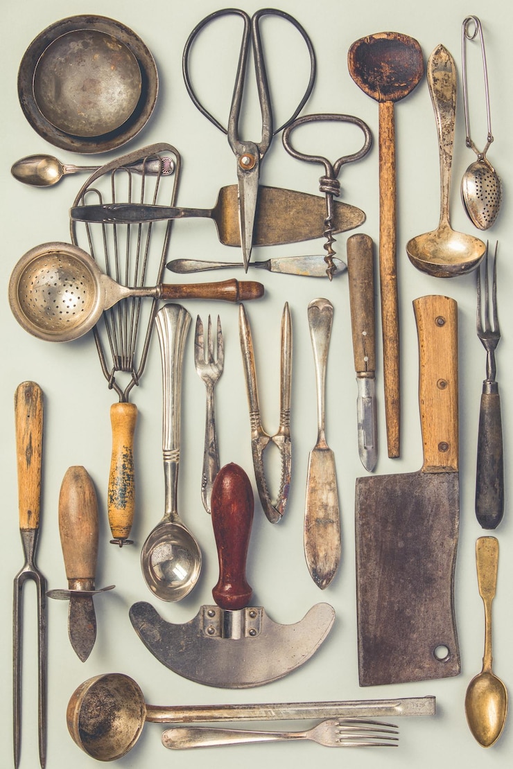 Foto diretamente acima da foto de vários utensílios de cozinha dispostos na mesa