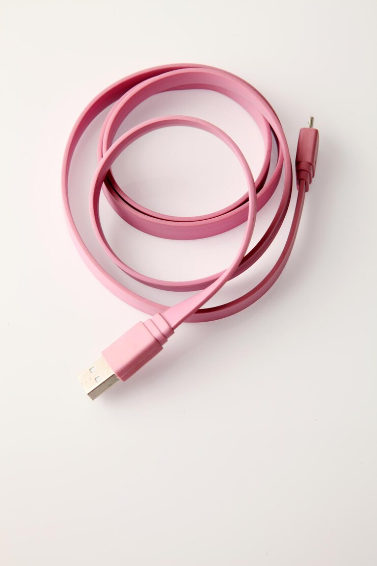 Foto diretamente acima da foto do cabo usb contra fundo branco