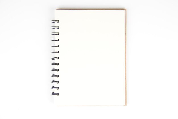 Diretamente acima da foto do caderno em espiral contra fundo branco