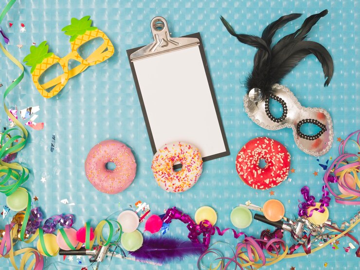 Foto diretamente acima da foto do clipboard com donuts e decorações coloridas na mesa