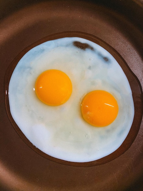 Diretamente acima da foto do lado ensolarado na frigideira