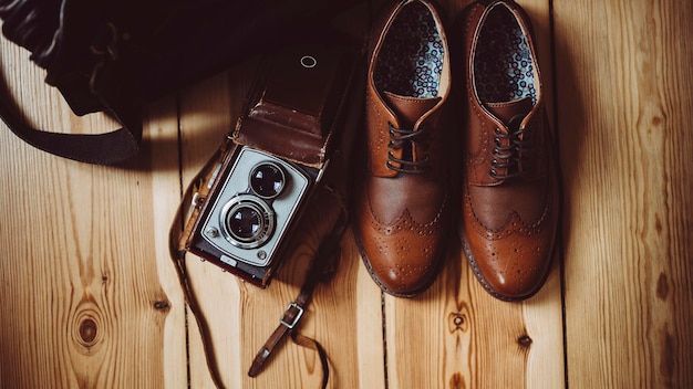 Diretamente acima da foto dos sapatos e da câmara no chão