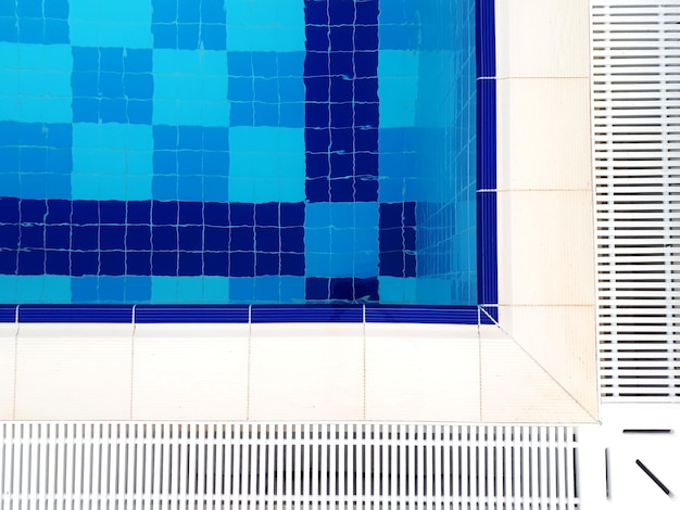 Foto diretamente acima da piscina