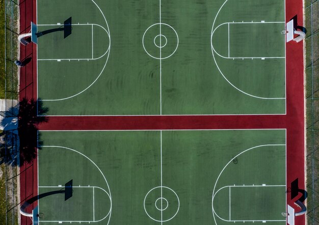 Foto diretamente acima da quadra de basquete em um dia ensolarado