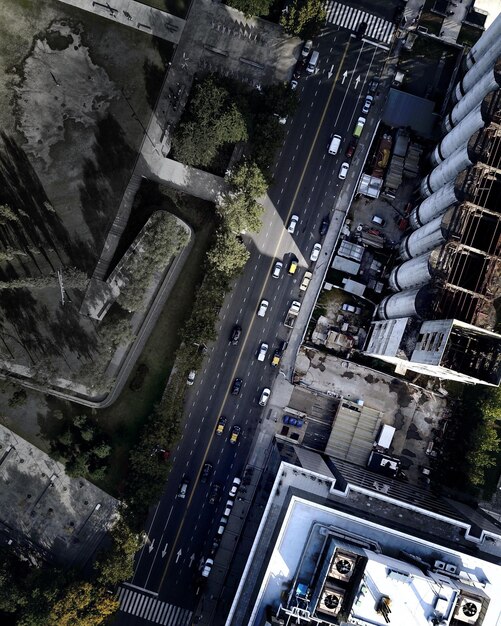 Foto diretamente acima da rua e dos edifícios da cidade