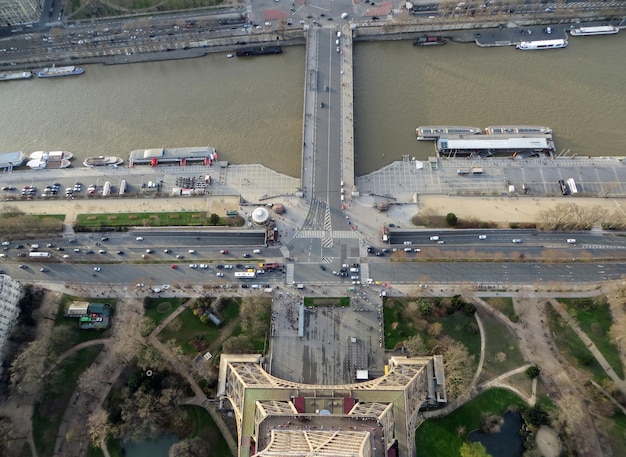 Diretamente acima da tomada da Torre Eiffel cortada pelo rio Sena