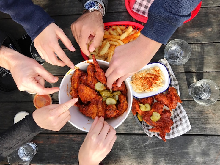 Foto diretamente acima da tomada de pessoas comendo comida