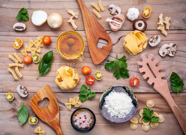 Diretamente acima da tomada de vários ingredientes na mesa