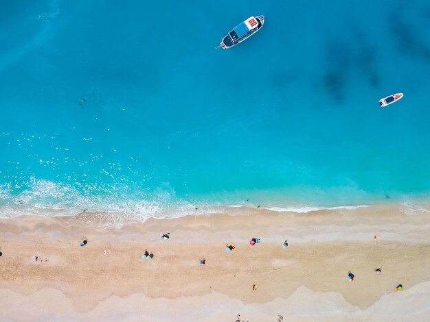 Diretamente acima da vista da praia egremni na ilha Grécia de Lefkada