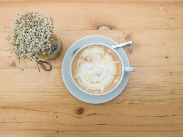 Diretamente acima da xícara de café e planta na mesa
